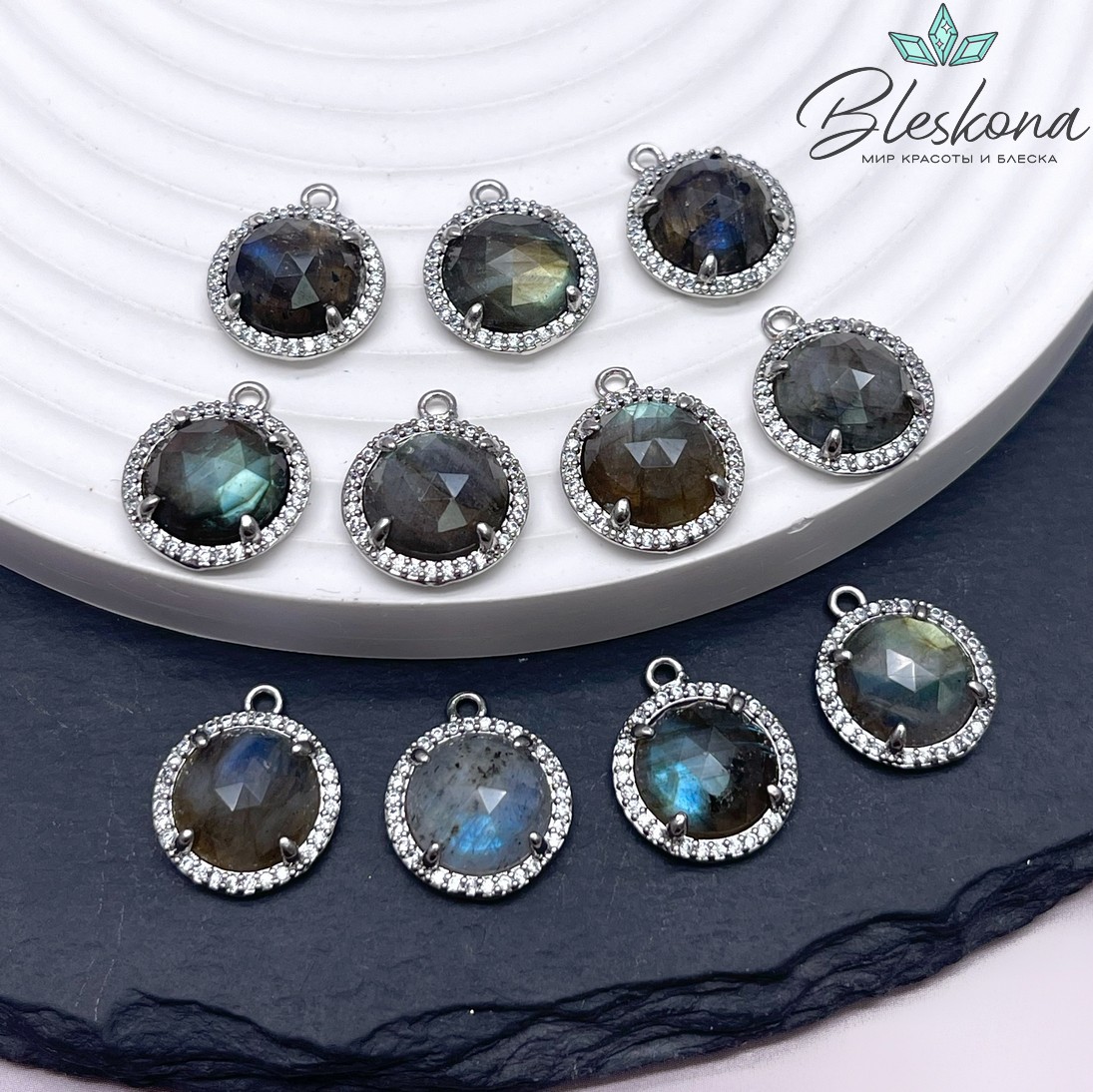13 мм, цвет серебро Подвеска круг Лабрадор огранка в обрамлении цирконы