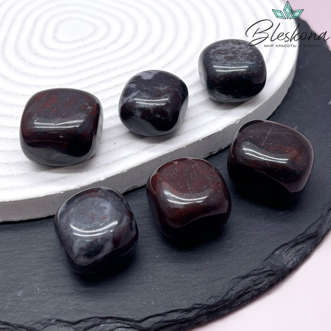 Яшма красная с включениями гематита галтовка 19-25 мм