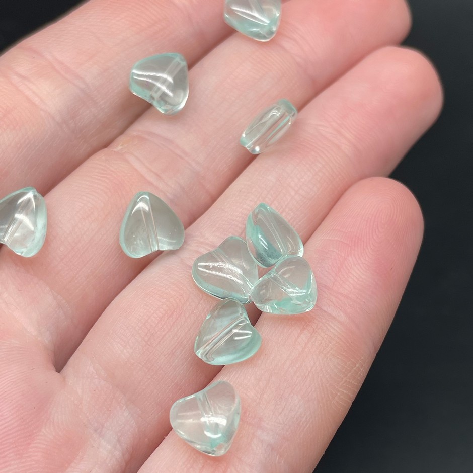 8,5 мм, Стекло сердце зеленое  уп.10 шт 