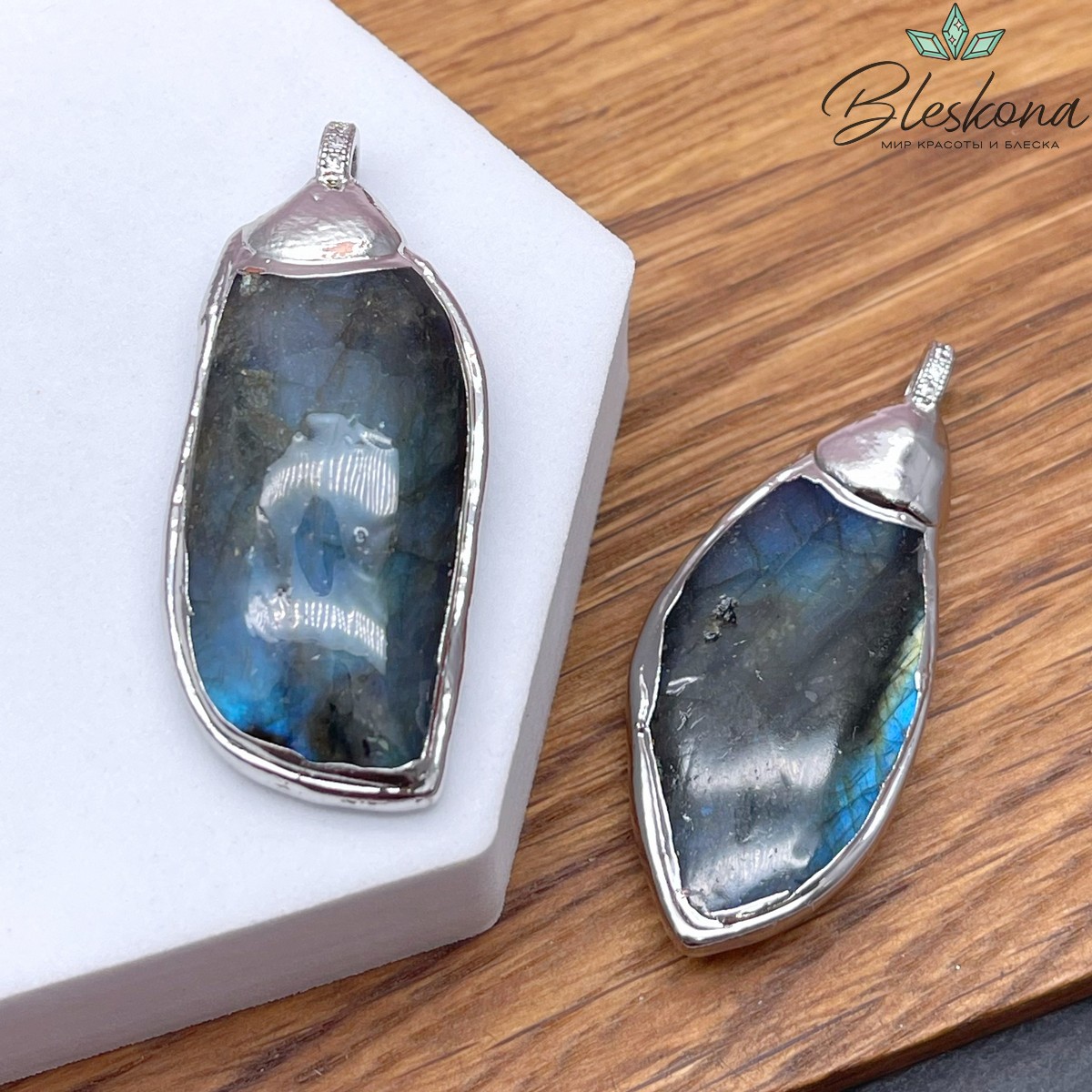 (21*23)*(52-53) мм, Цвет серебро, Подвеска фриформ Лабрадор в обрамлении с цирконами