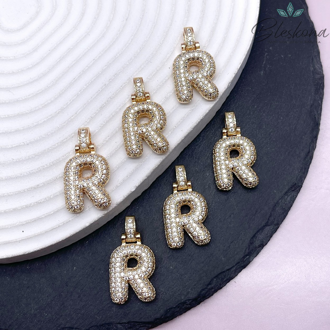 28 мм, Цвет золото, Буква цирконы объемная с бейлом R