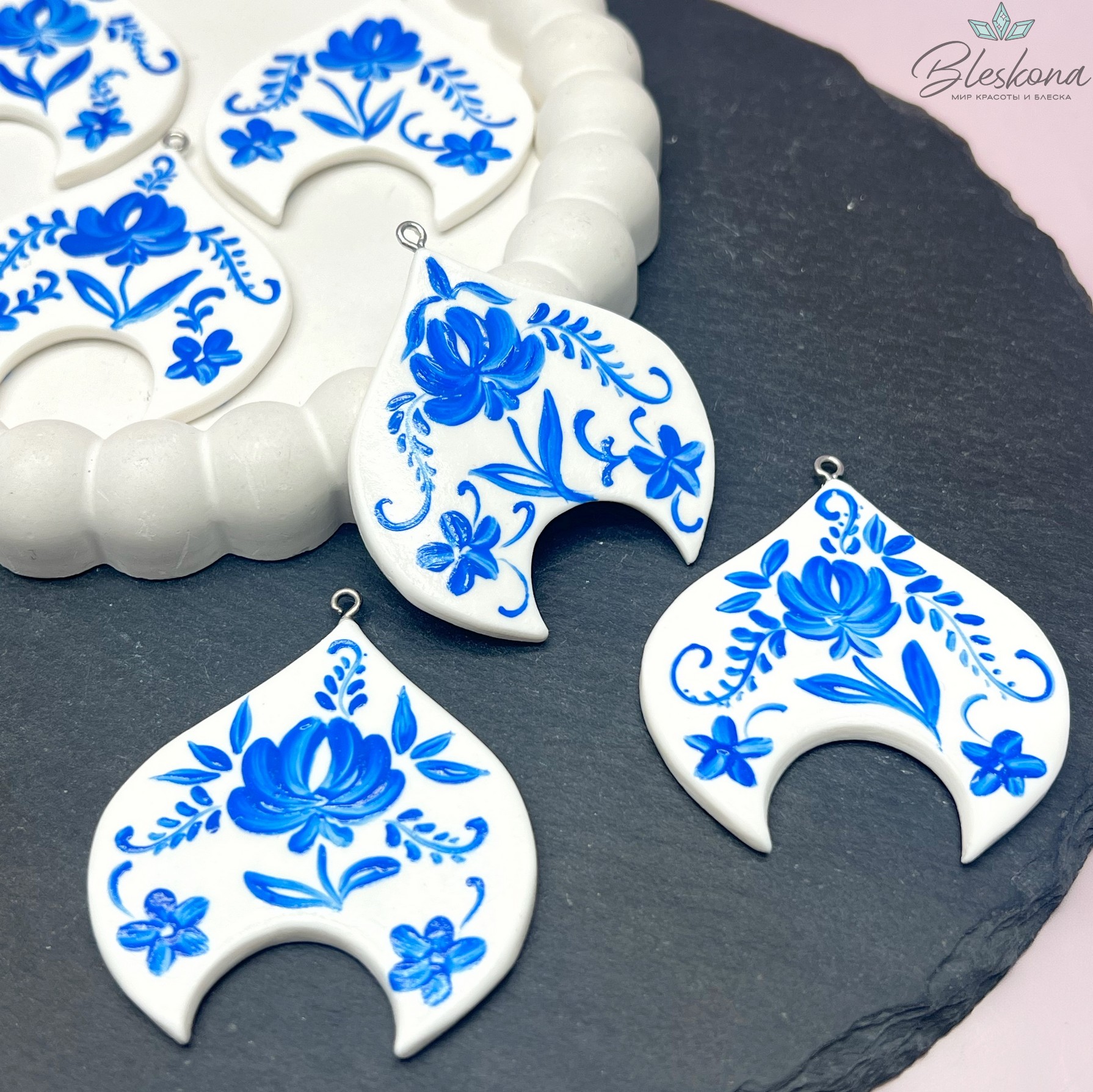 52*51 мм, Цвет серебро, Подвеска кокошник белый синяя роспись 