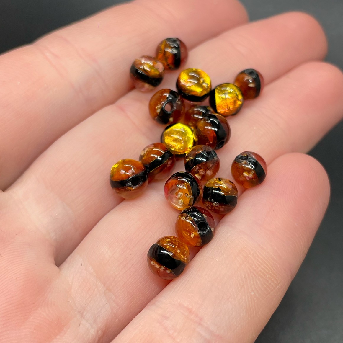 6 мм, Стекло бусина шар оранжевое с черным обрамлением 