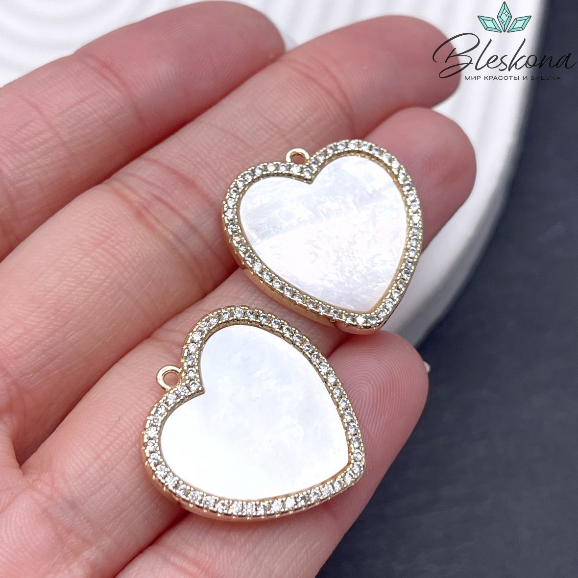 22*23 мм, Цвет золото, Подвеска Сердце бел перлам стразы САМS31-1