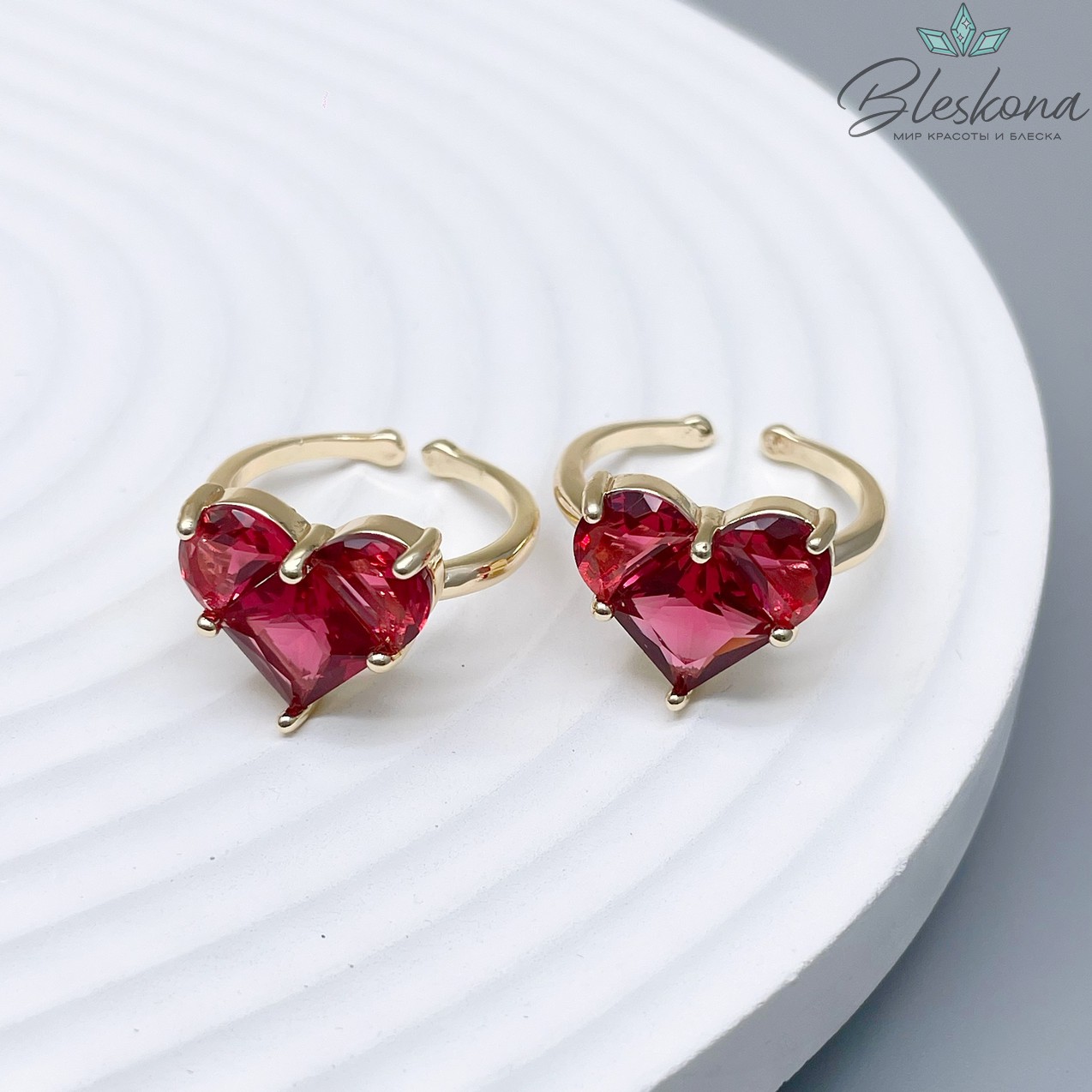 20 мм Цвет золото, Кольцо безразмерное сердце красные цирконы