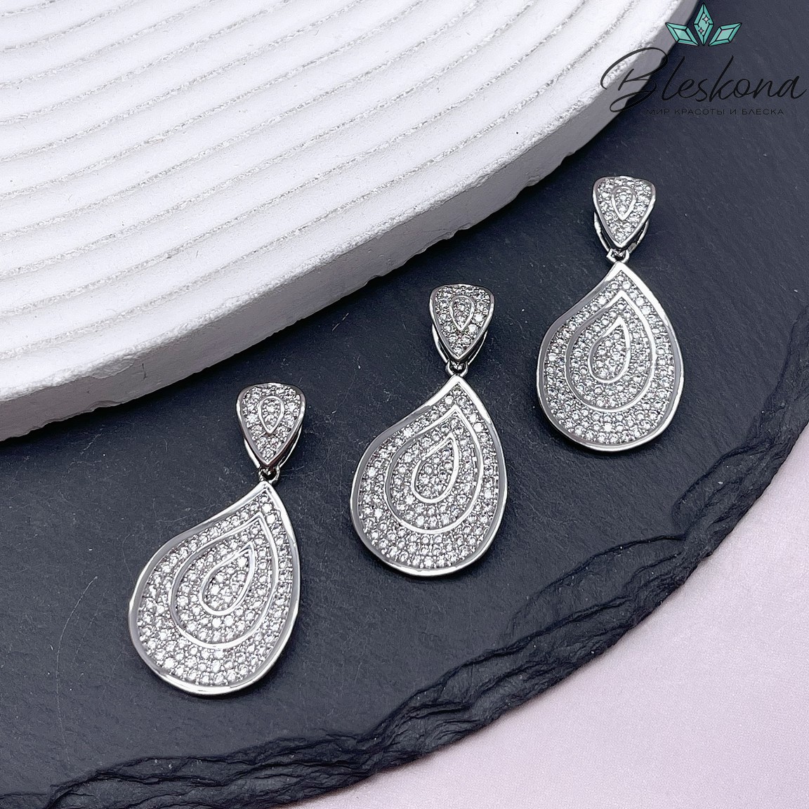 33,2*16,6 мм Цвет серебро, Подвеска капля с цирконами и бейлом