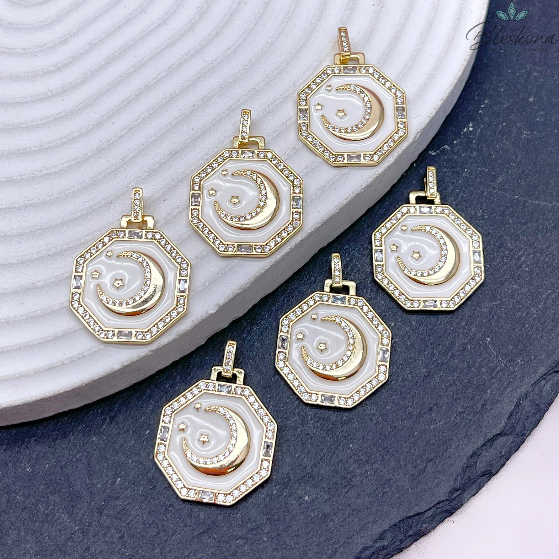 23*20 мм,Цвет золото, Подвеска Полумесяц с белой эмалью цирконы