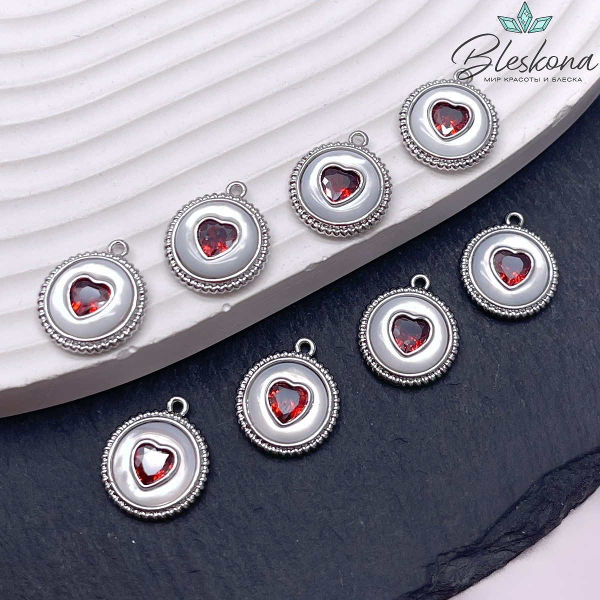 15*13,3 мм Цвет серебро, Подвеска круг сердце красный циркон, перламутр
