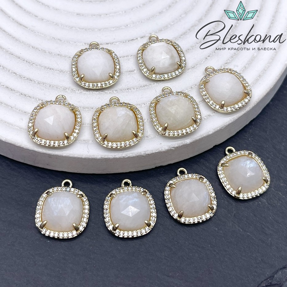 14мм, цвет золото ,Подвеска квадрат Лунный камень  в обрамлении цирконы