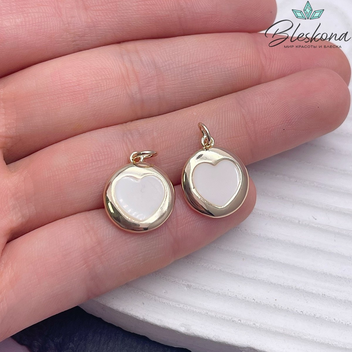 13мм Цвет золото, Подвеска круг сердце белая эмаль
