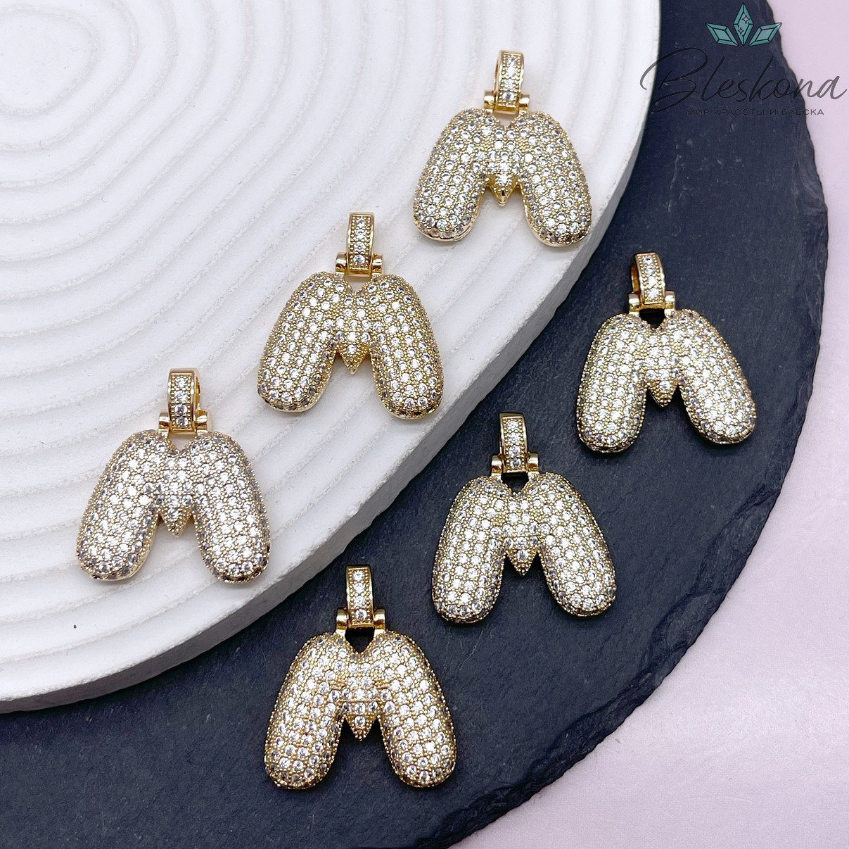 28 мм, Цвет золото, Буква цирконы объемная с бейлом M