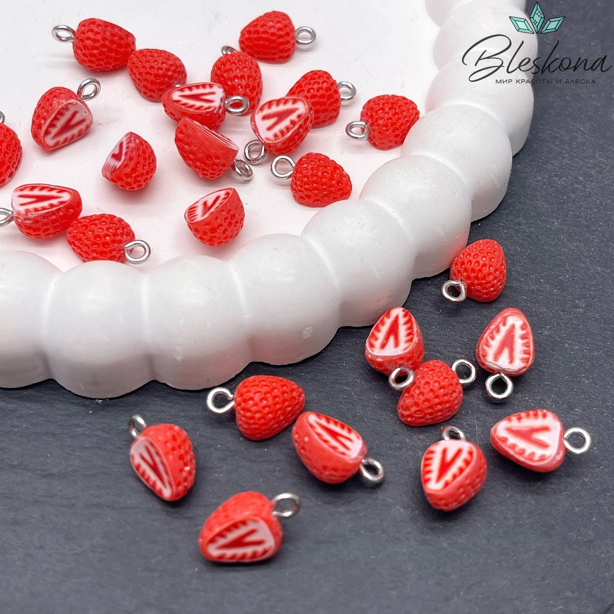 13,5*8 мм Цвет серебро, Подвеска клубника красная