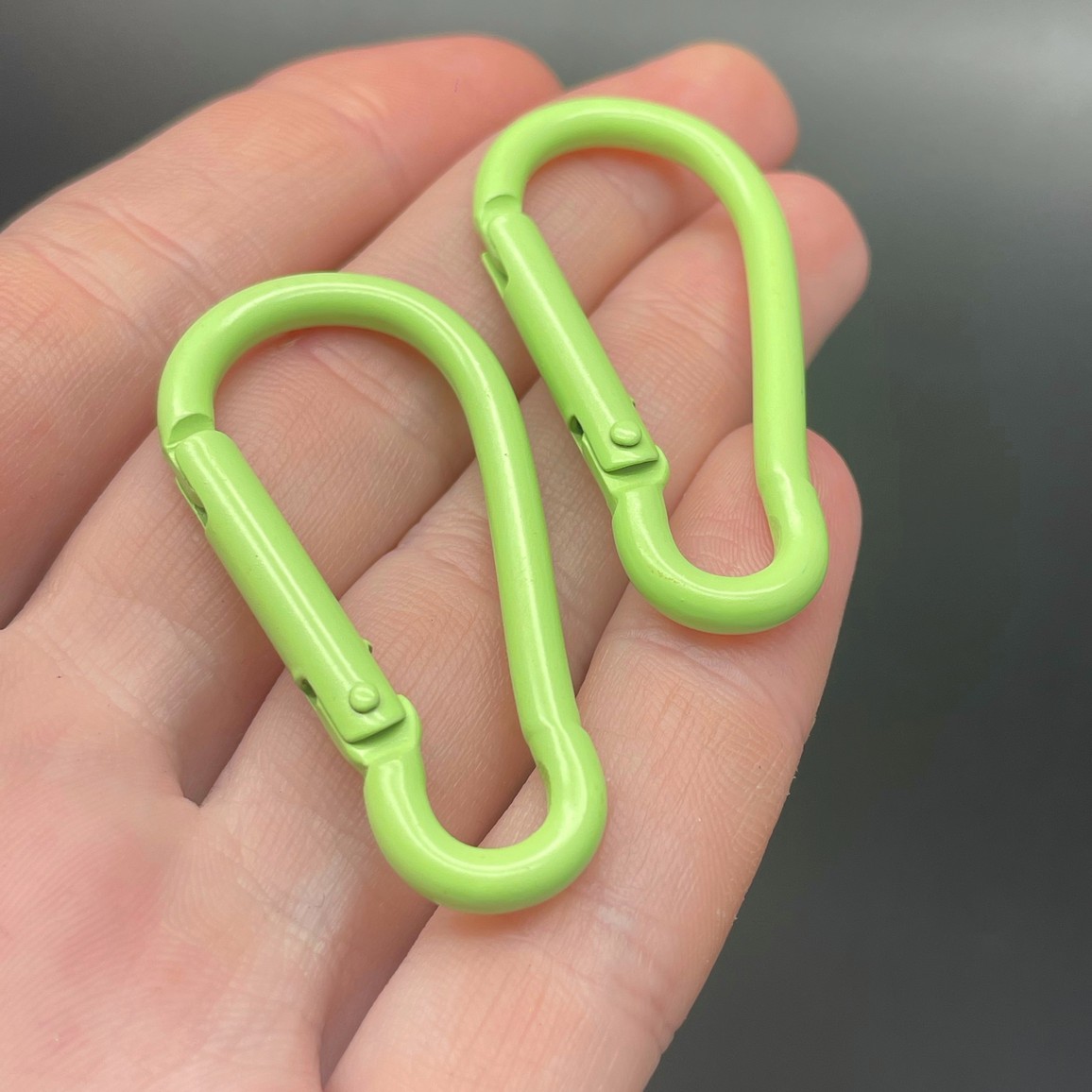 22*45,7мм , Замок-карабин крупный салатовая  эмаль 