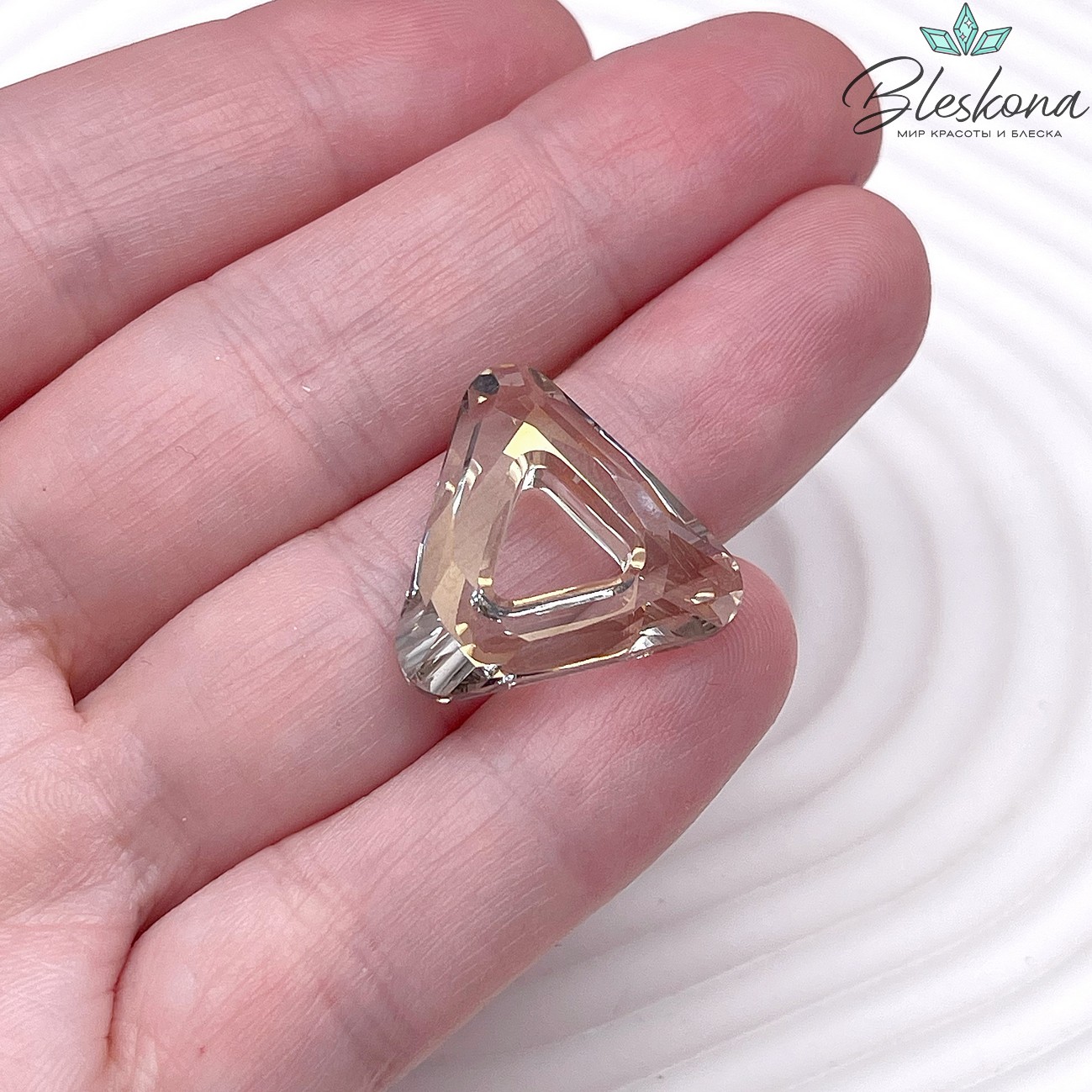 4737 Cosmic Triangle 20mm Crystal Silver Shade