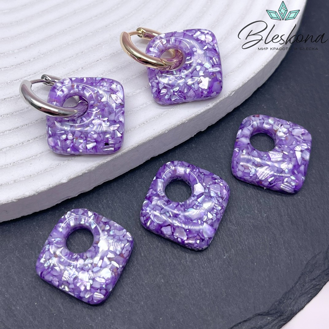 24мм Бублик-ромб с перламутровой крошкой в фиолетовой эпоксидной смоле