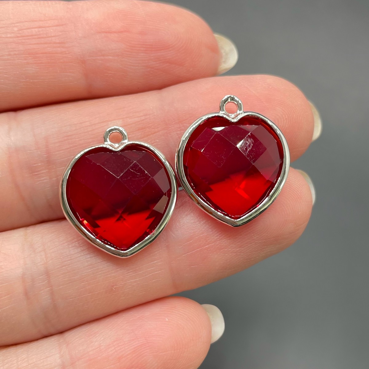 15 мм, Цвет серебро, Подвеска сердце красное огранка
