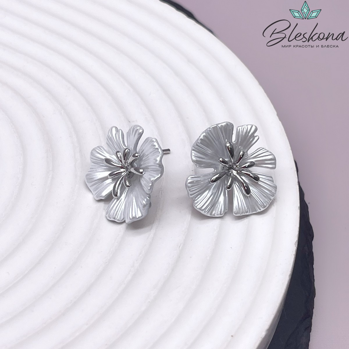 18*18 мм Цвет серебро, Пусеты цветок белый