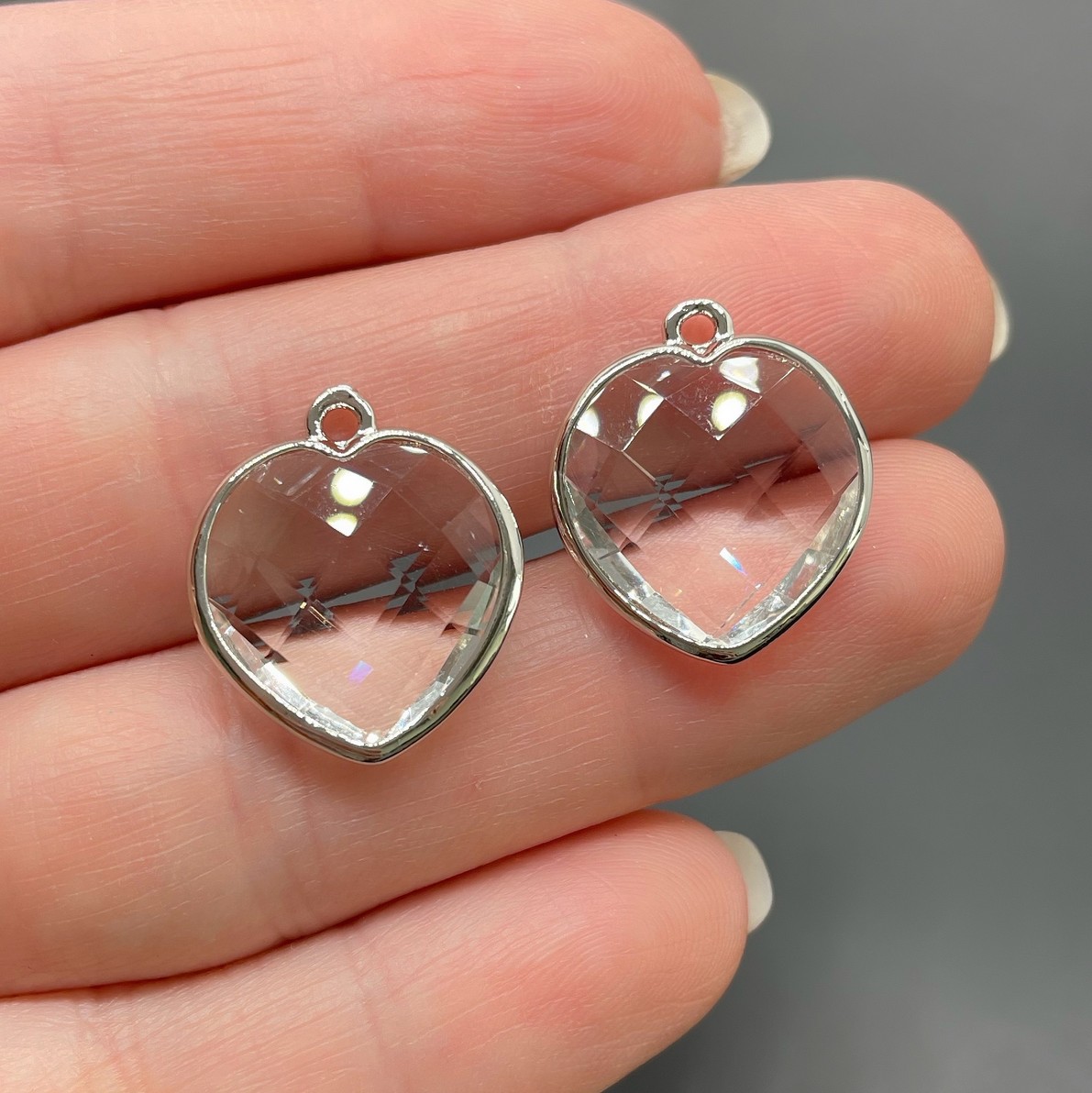 15 мм, Цвет серебро, Подвеска сердце белое огранка