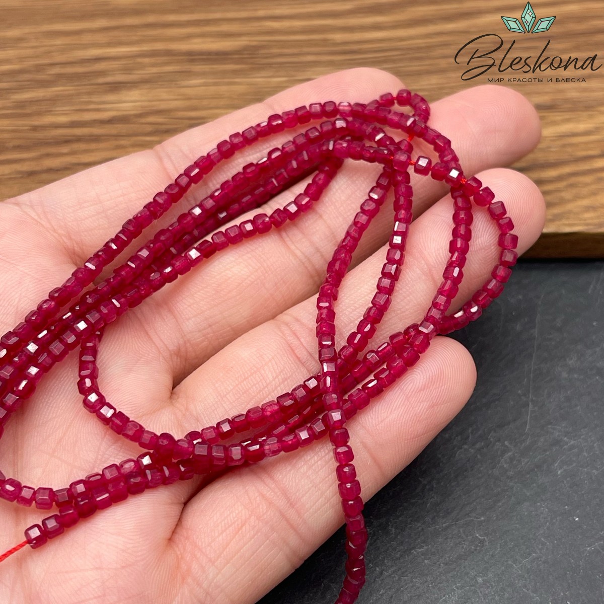 Кварц бордовый тонированный куб 2*2мм