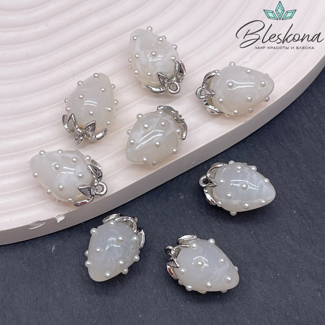 19*13 мм Цвет серебро, Подвеска клубничка белая