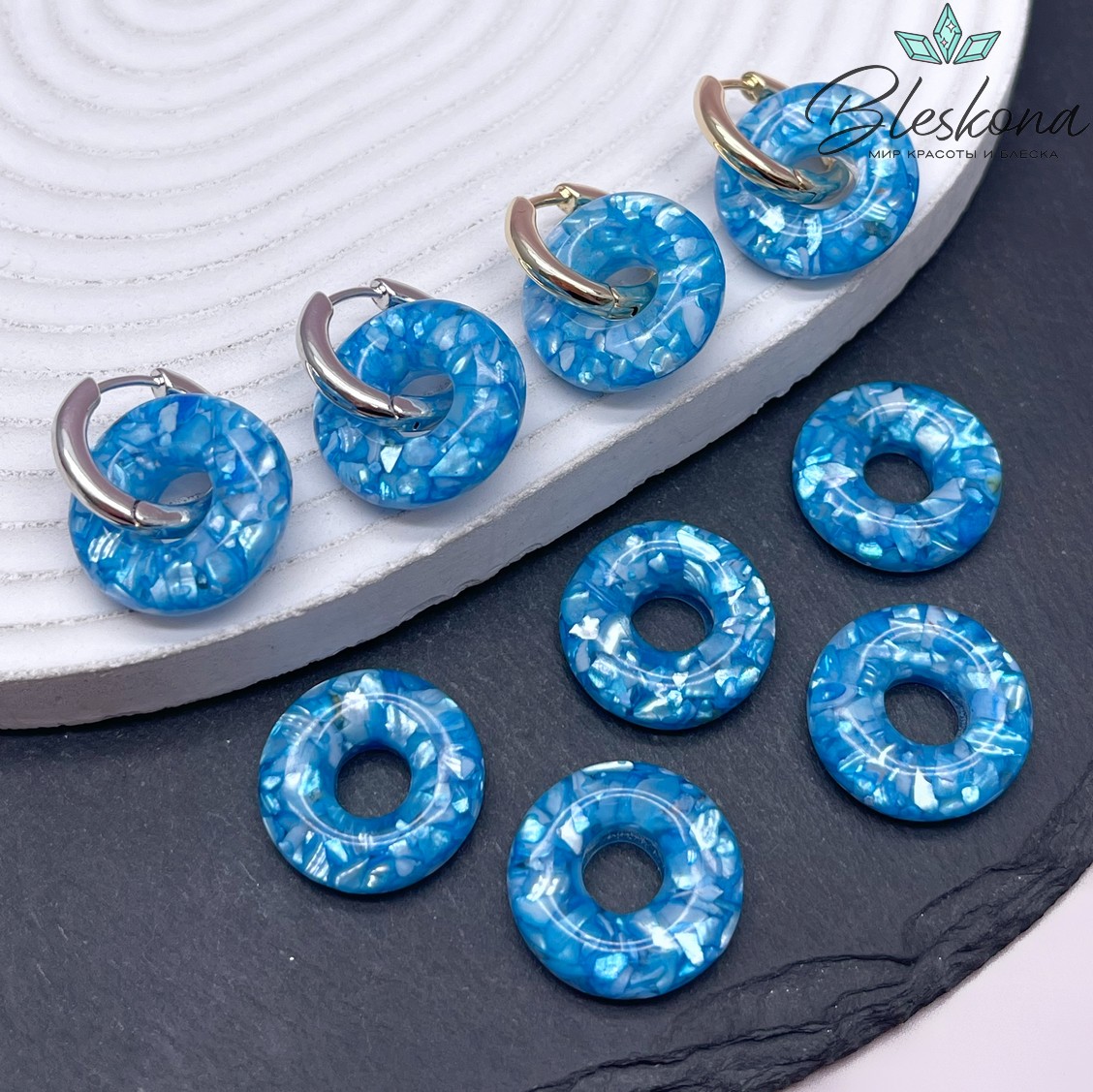 Бублик с перламутровой крошкой в голубой эпоксидной смоле 20мм  