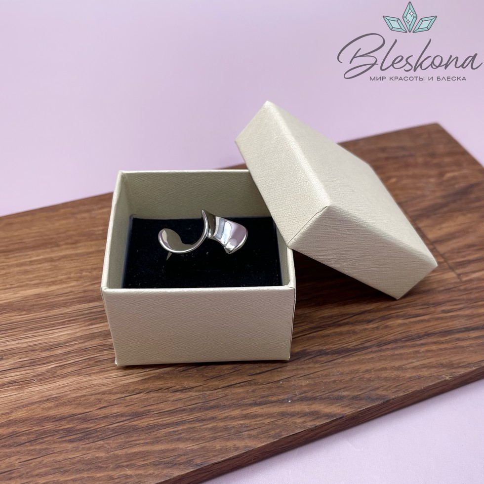 Коробка Бежевая фактурная черная подложка 5*5*3,5 см