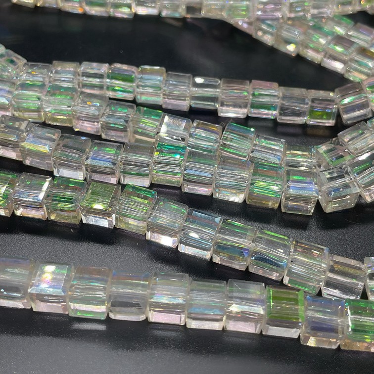 8 мм Стекло Lux, куб огранка, цвет прозрачный с зеленым переливом