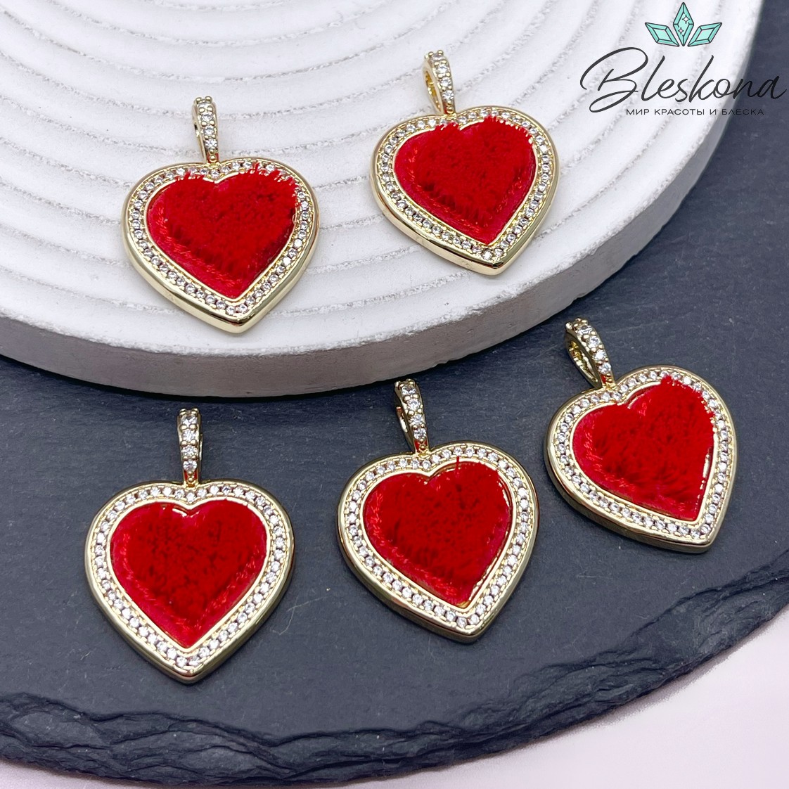 29*22 мм Цвет золото, Подвеска Сердце с цирконами и красными ворсинками