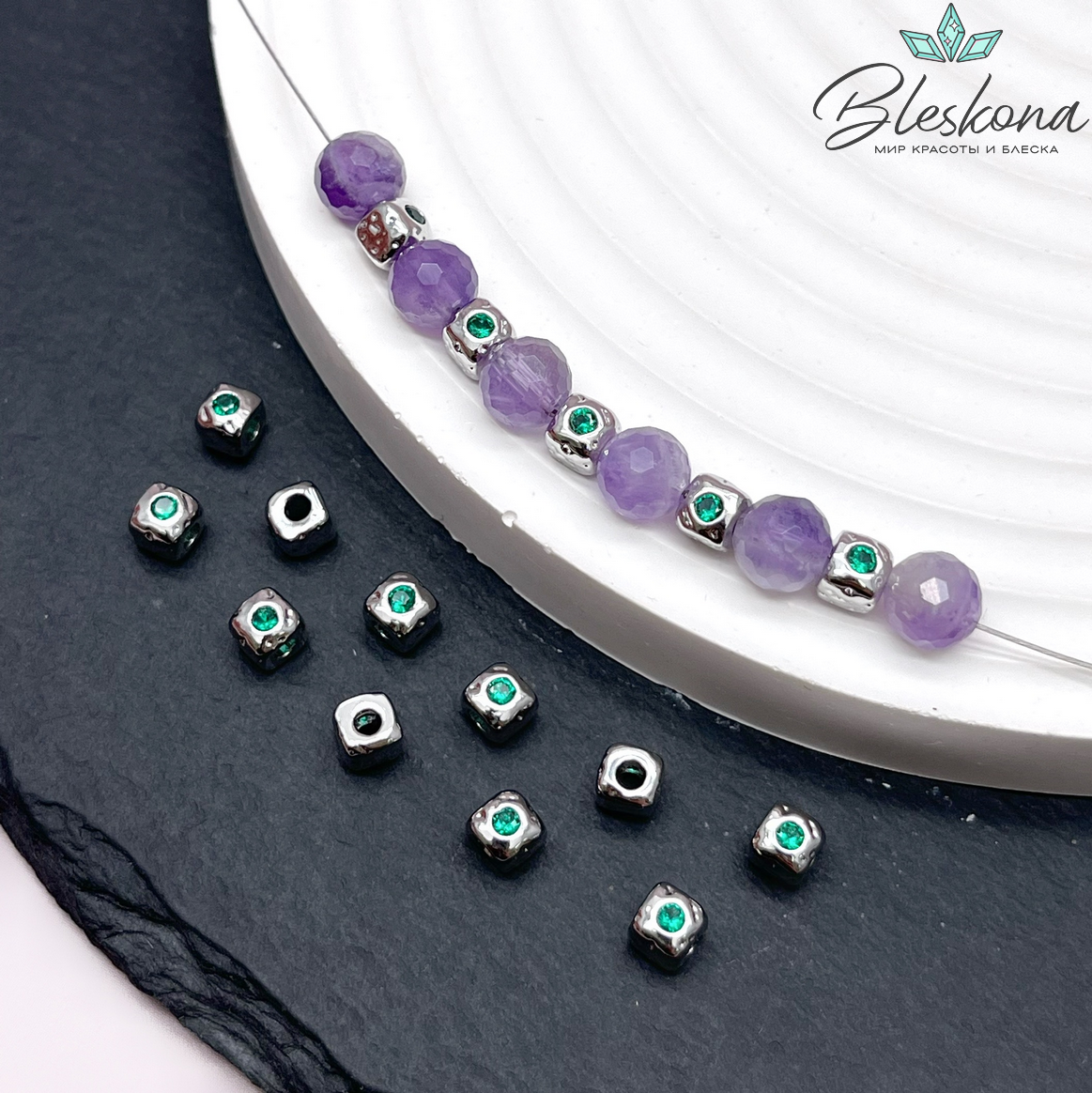 4 мм Цвет серебро, Бусина Куб точки зеленый циркон 