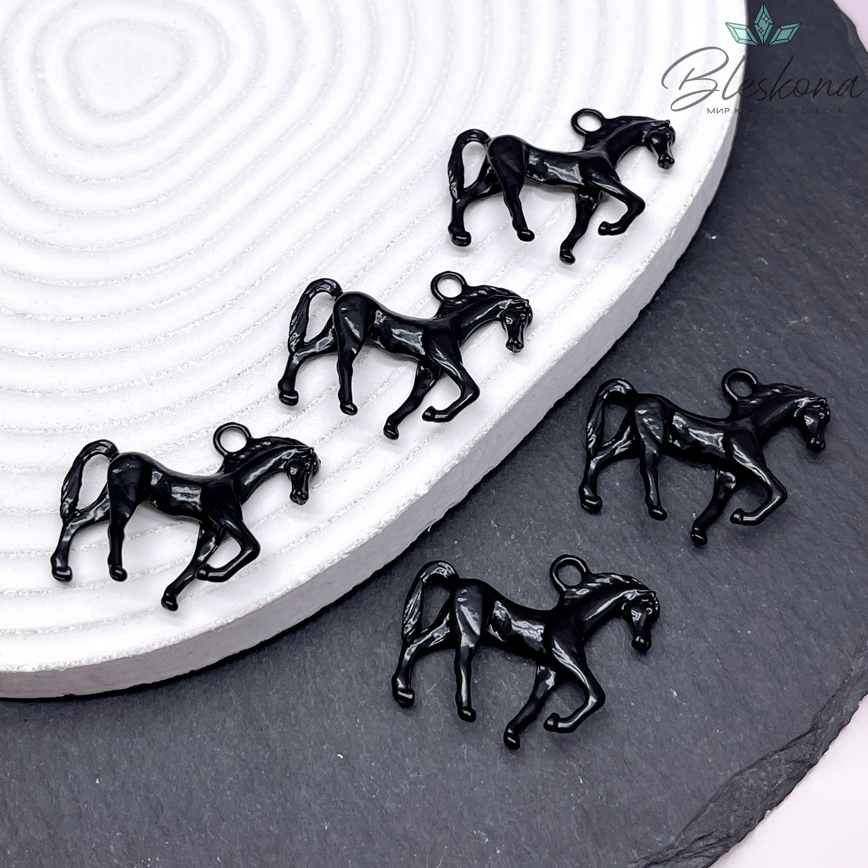 26,5*30,5 мм Цвет серебро, Подвеска  Лошадь черная