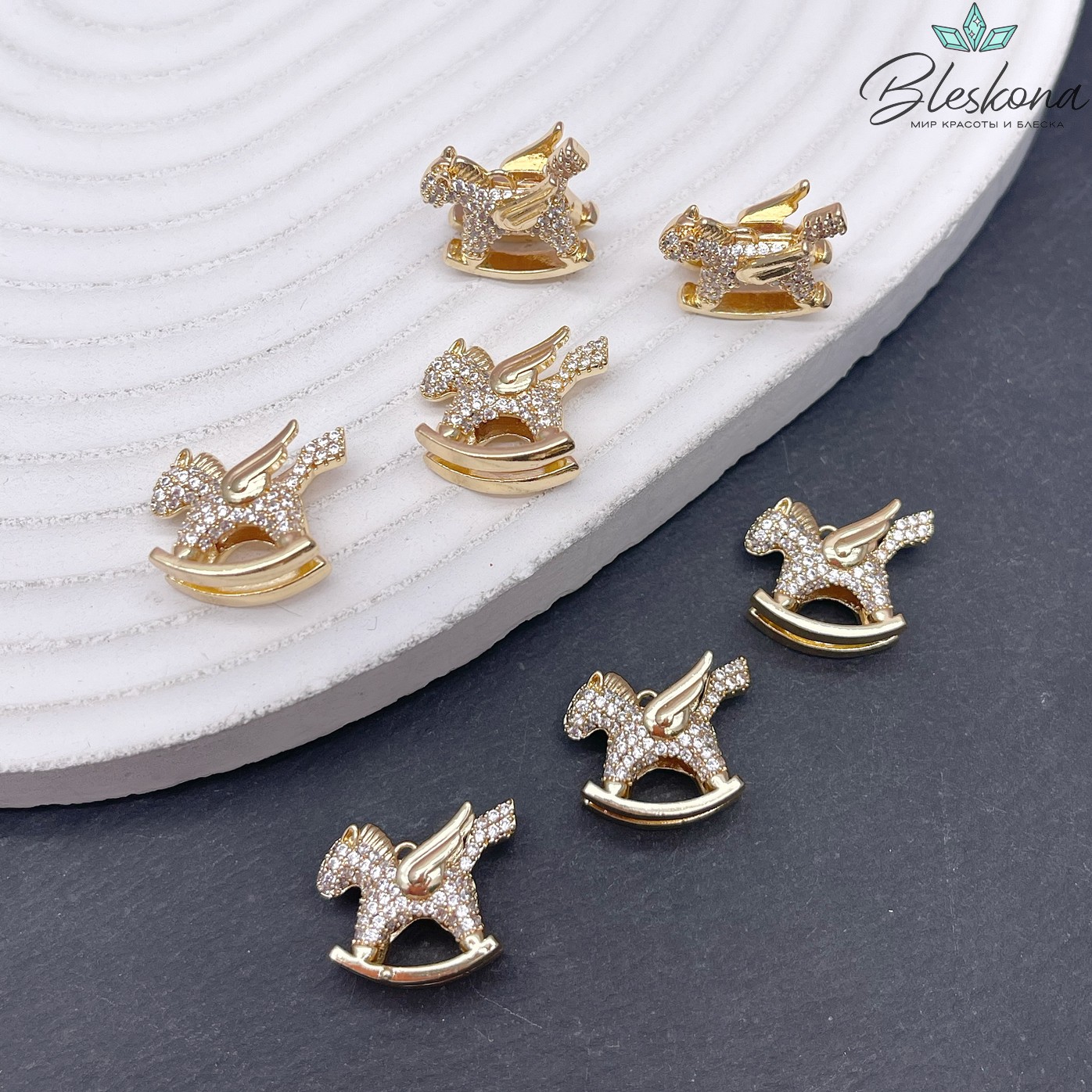 13*16 мм Цвет золото, Подвеска Лошадка-качалка с крыльями и цирконами 