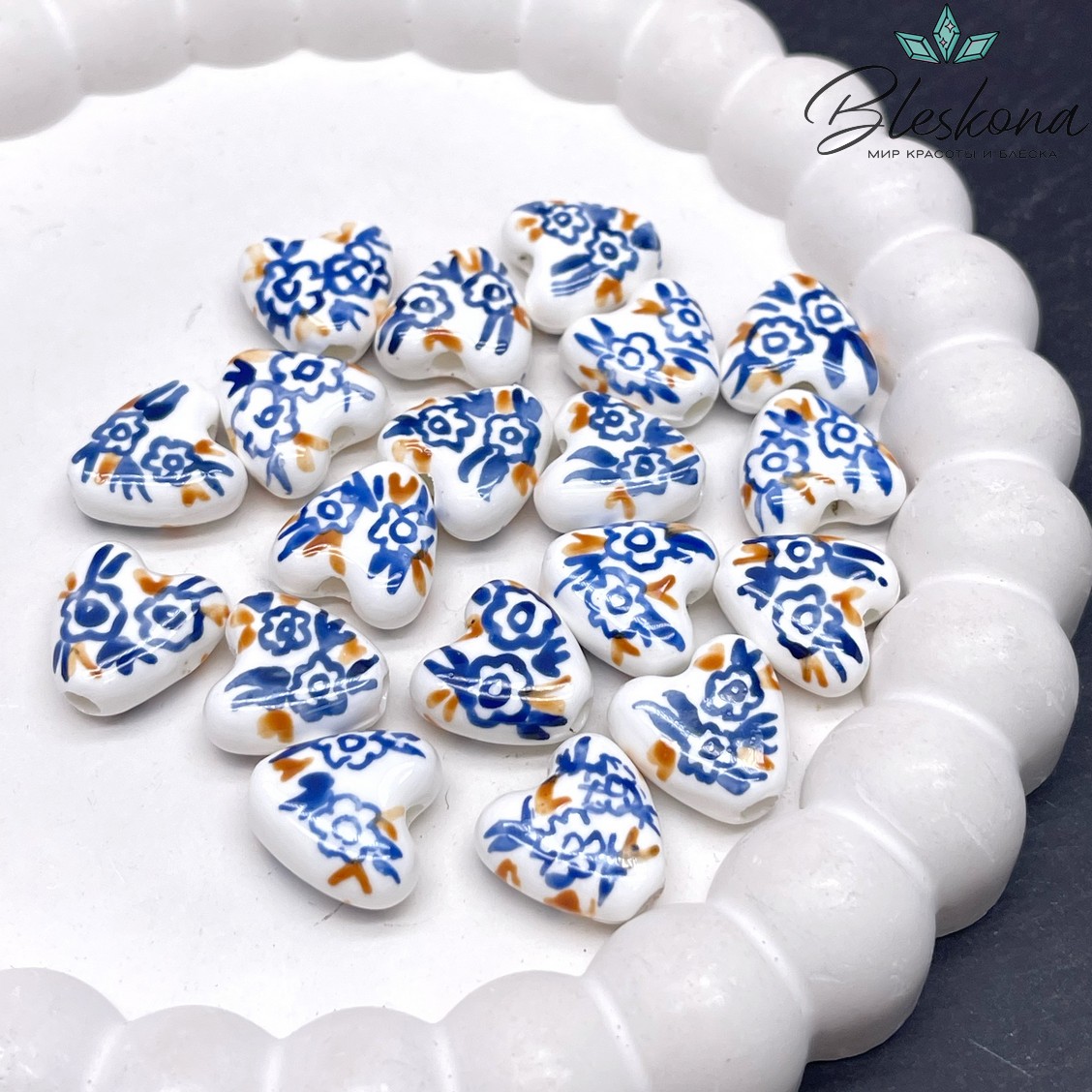 14,5 мм Бусина сердце, керамика цвет белый синие цветочки (штучно)