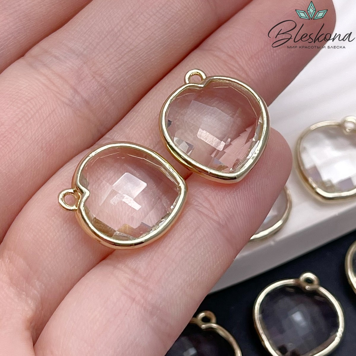 15 мм, Цвет золото, Подвеска сердце белое огранка