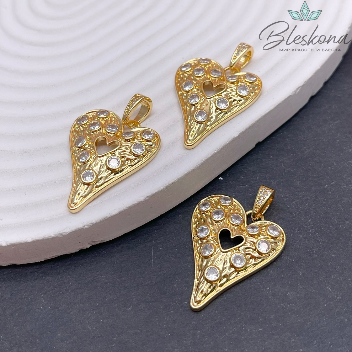 29*23,5 мм Цвет золото, Подвеска Сердце цирконы с бейлом