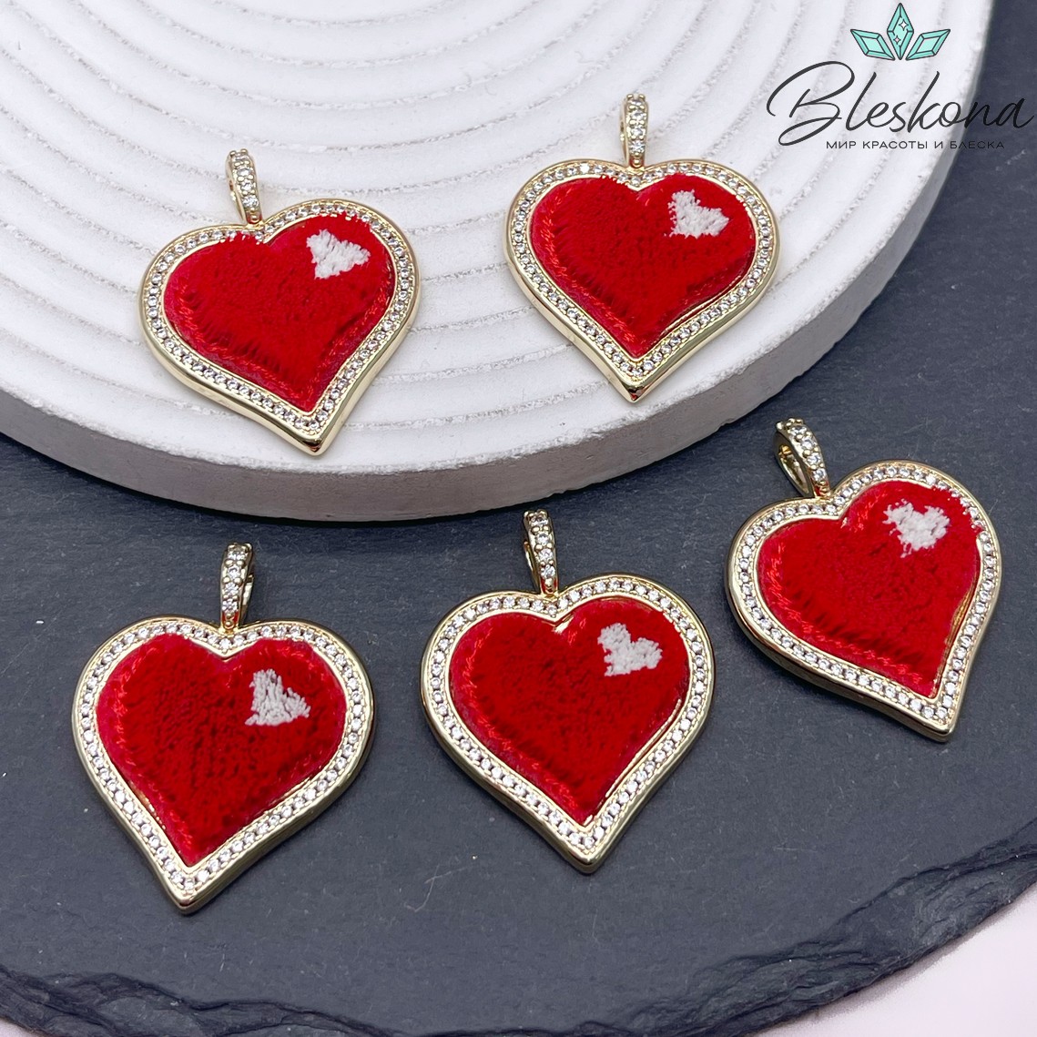 34*27 мм Цвет золото, Подвеска Сердце с цирконами и красными ворсинками 