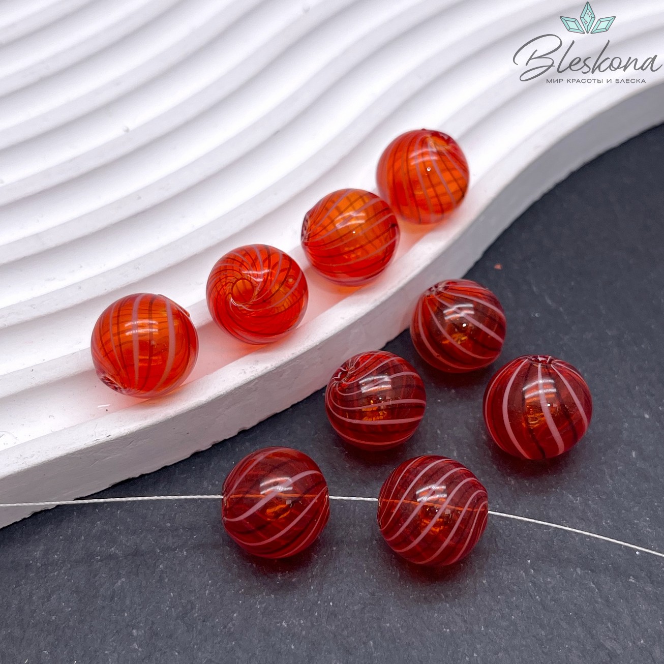 14 мм Бусина шар стекло красное бело-черные полосы