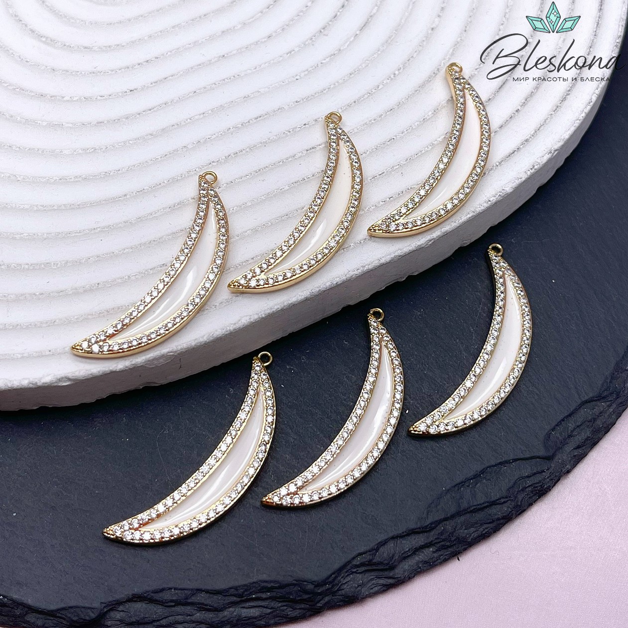 37*13 мм Цвет золото, Подвеска полумесяц белая эмаль цирконы