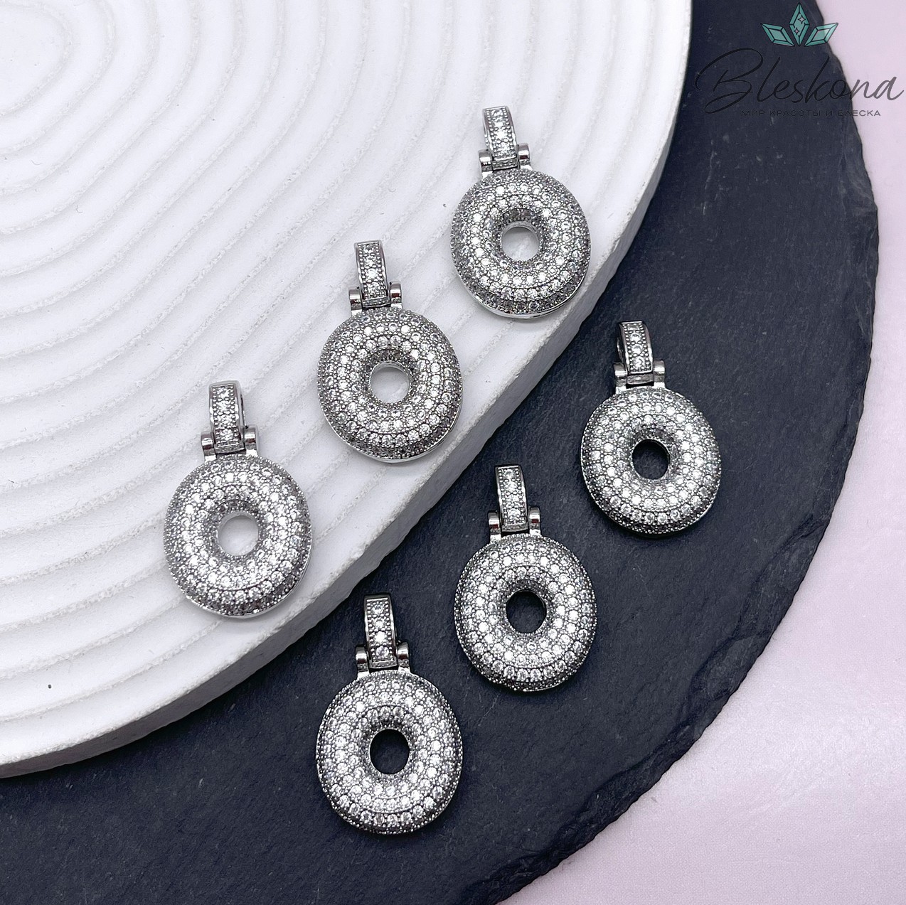 28 мм, Цвет серебро, Буква цирконы объемная с бейлом O