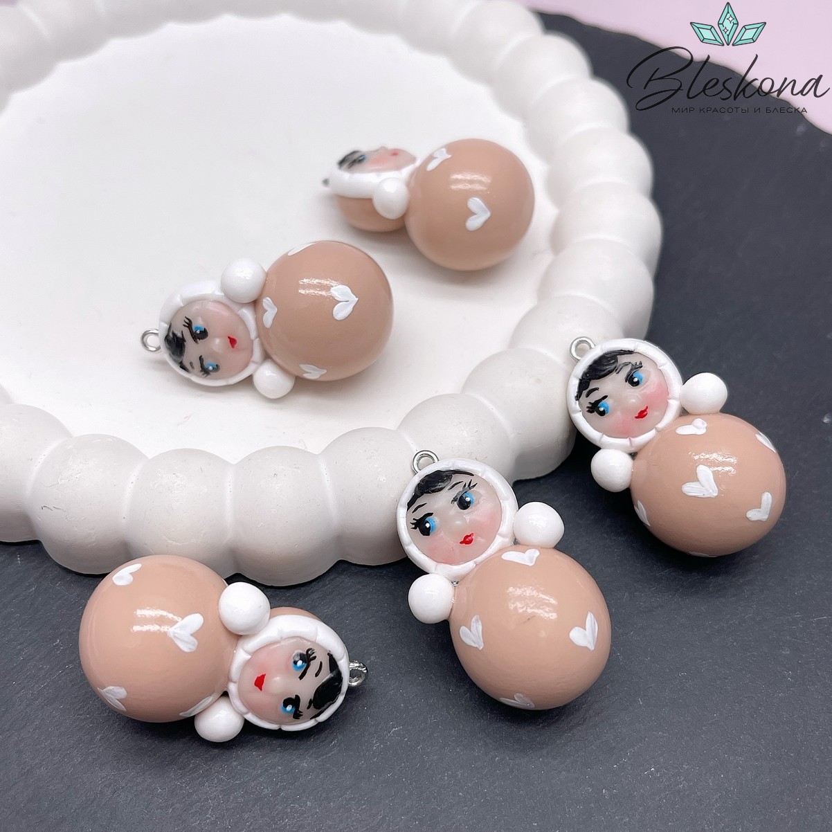 36*20,5 мм, Цвет серебро, Подвеска Неваляшка бежевая белые сердечки