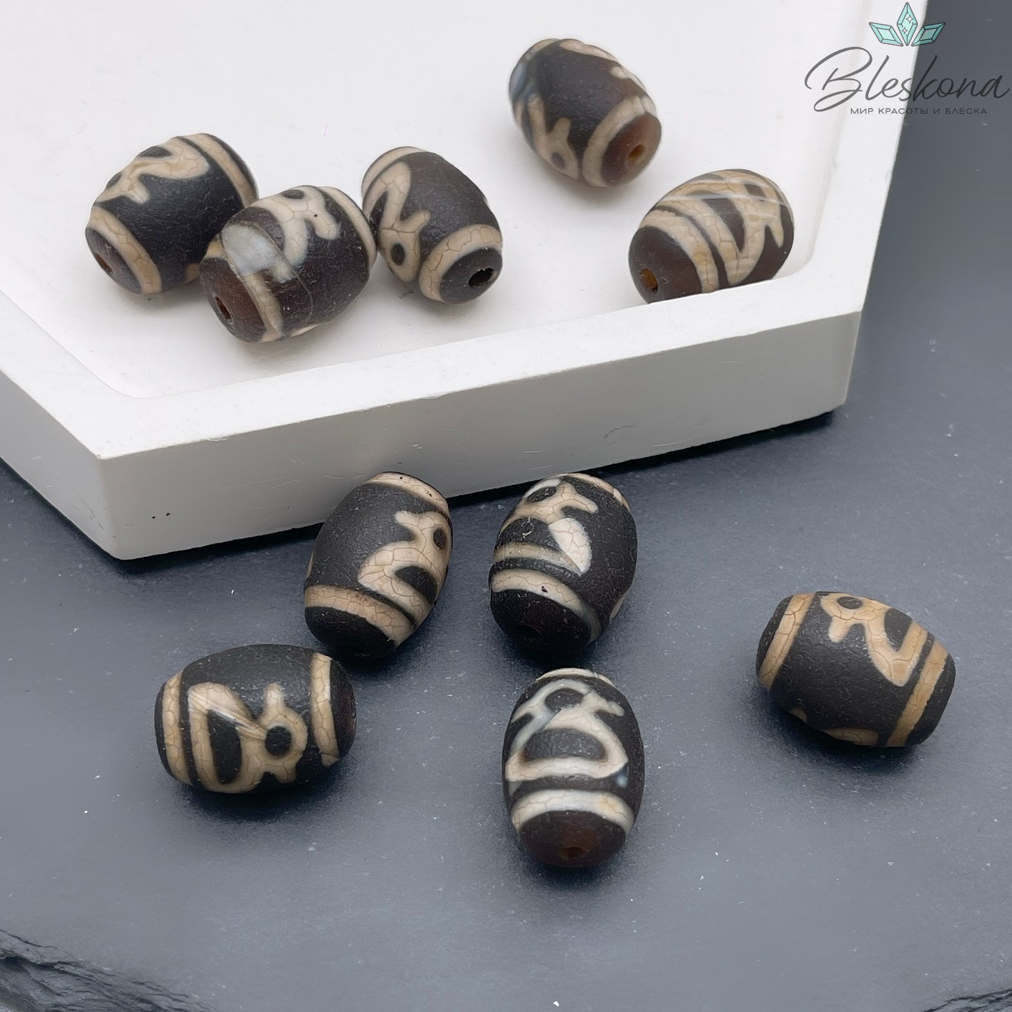 Бусина Дзи Кубера черно-белый матовый бочонок 10*14 мм