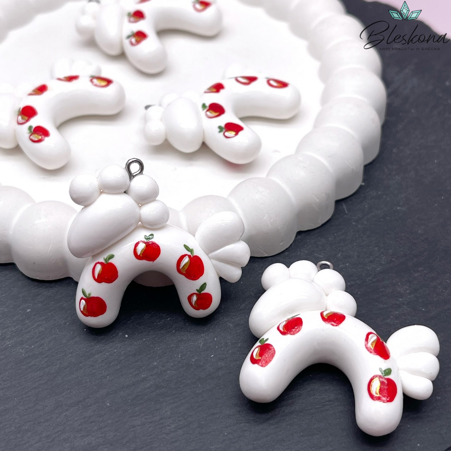 38*35 мм, Цвет серебро, Подвеска Лошадка белая с яблоками 