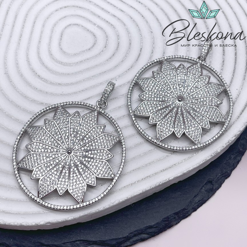 50*46 мм Цвет серебро, Подвеска цветочек в круге с цирконами и бейлом 