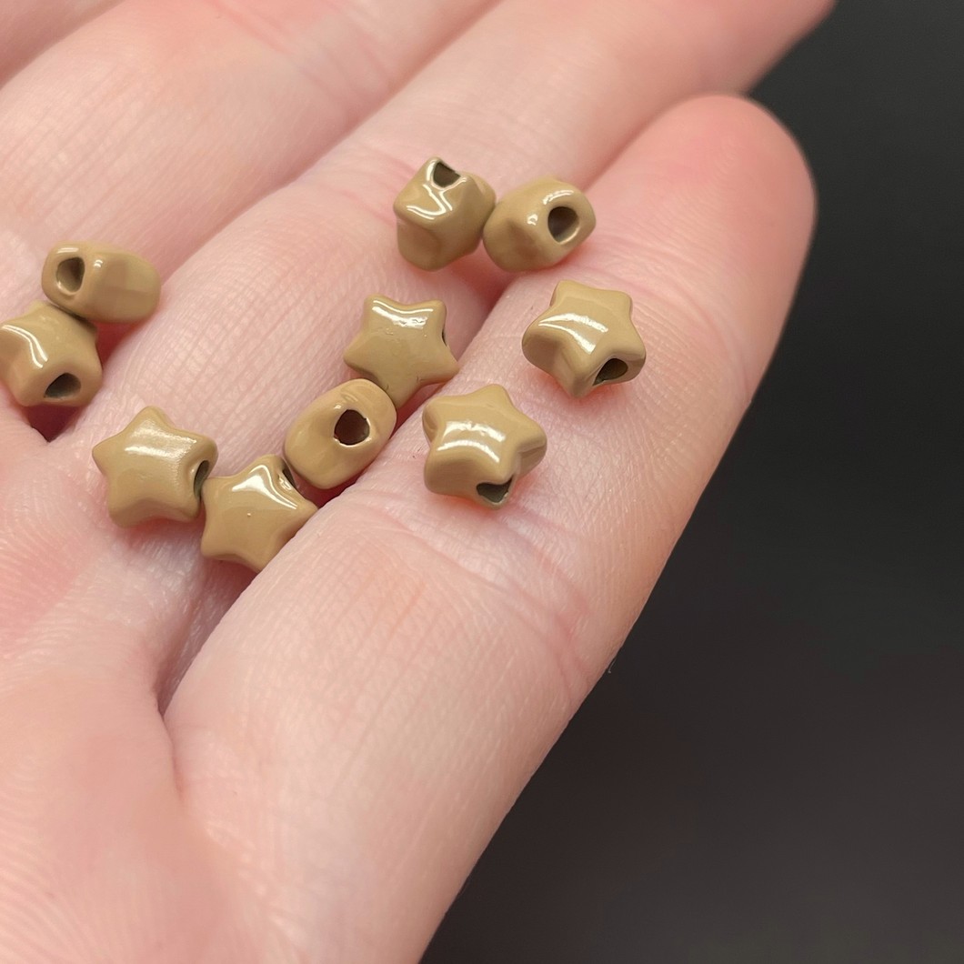 6 мм , Бусина звезда коричневая эмаль уп.10шт 