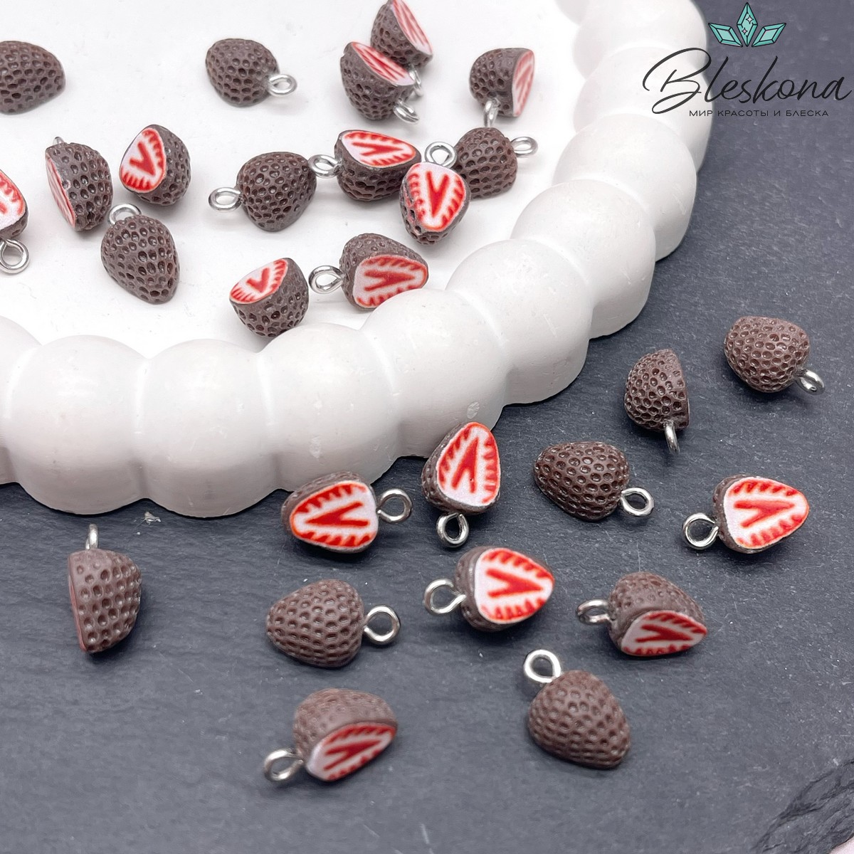 13,5*8 мм Цвет серебро, Подвеска клубника в шоколаде