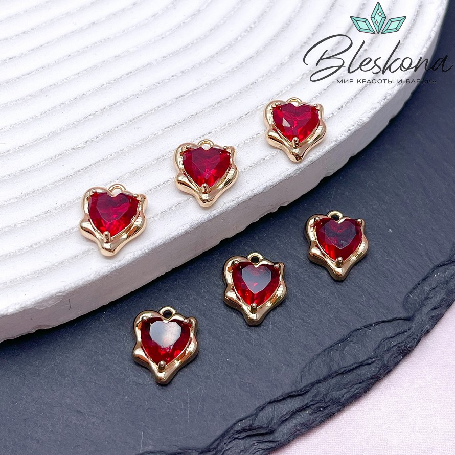 13*10,5 мм Цвет золото, Подвеска сердце неровное красный циркон
