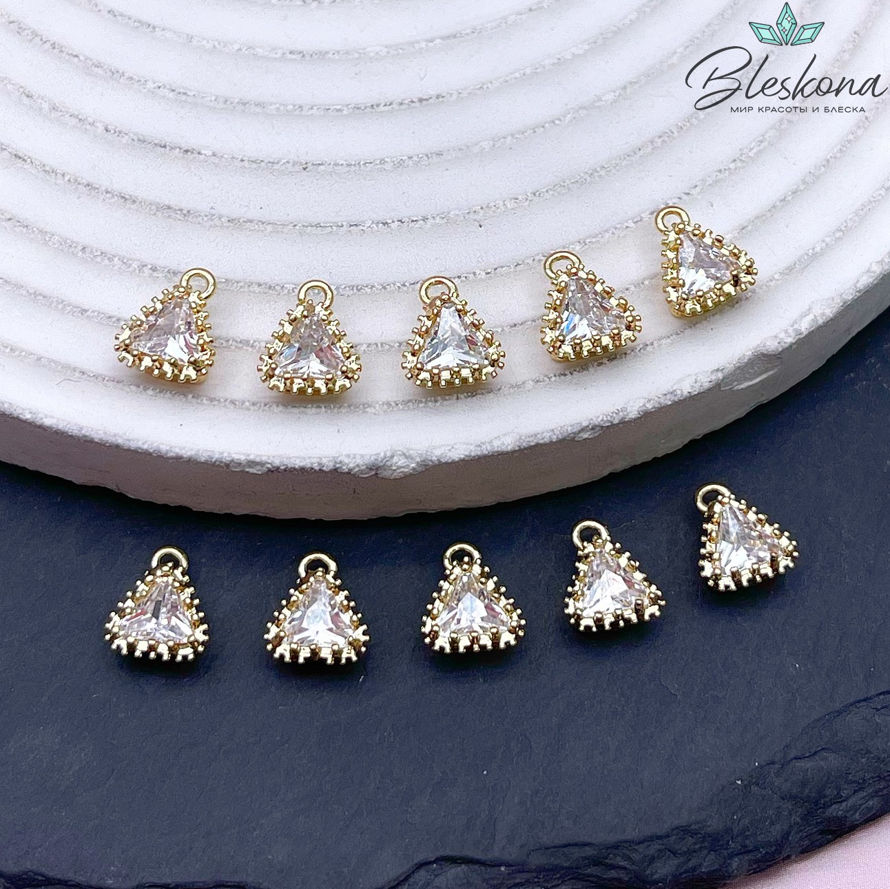 9,2*7,8 мм Цвет золото, Подвеска Треугольник циркон в обрамлении