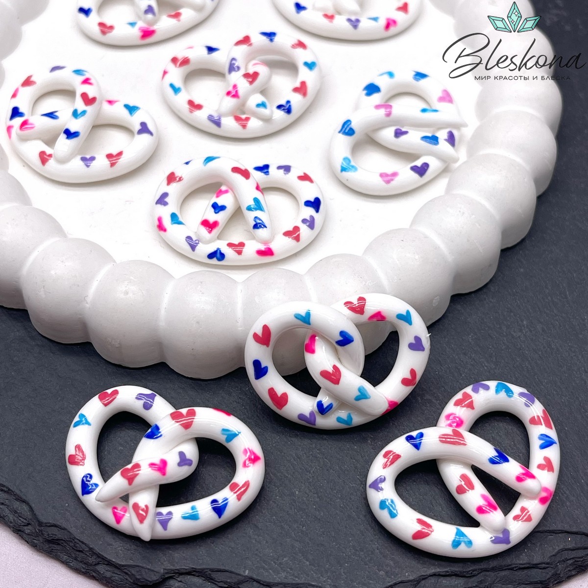 24*34 мм Подвеска Крендель белый разноцветные сердечки