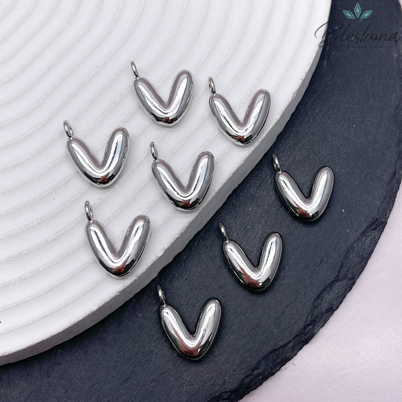 18 мм, Цвет серебро, Буква объемная V