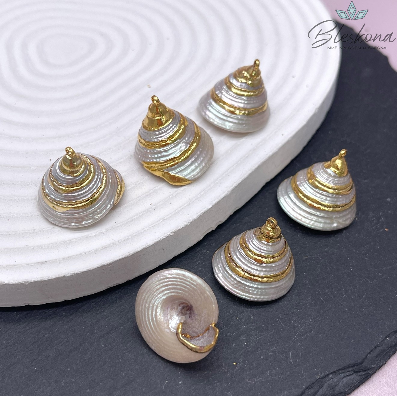 (22-27)*(21-26) мм Цвет золото, Подвеска Ракушка Трохус белая