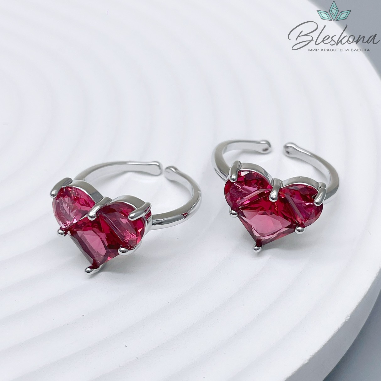 20 мм Цвет серебро, Кольцо безразмерное сердце красные цирконы 